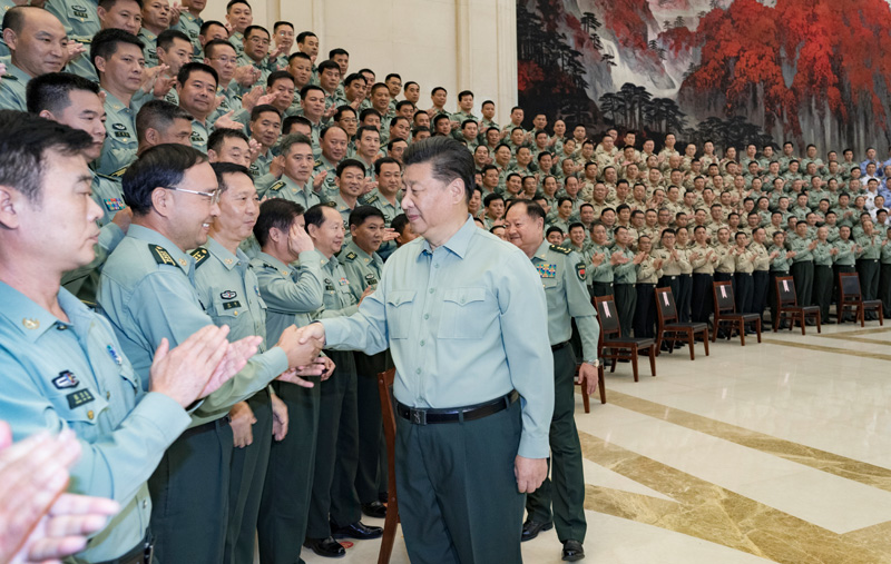 9月16日至18日,中共中央总书记、国家主席、中央军委主席习近平在河南考察。这是18日上午,习近平在郑州亲切接见驻河南部队副师职以上领导干部和团级单位主官,代表党中央和中央军委向驻河南部队全体官兵致以诚挚问候。新华社记者 李刚 摄