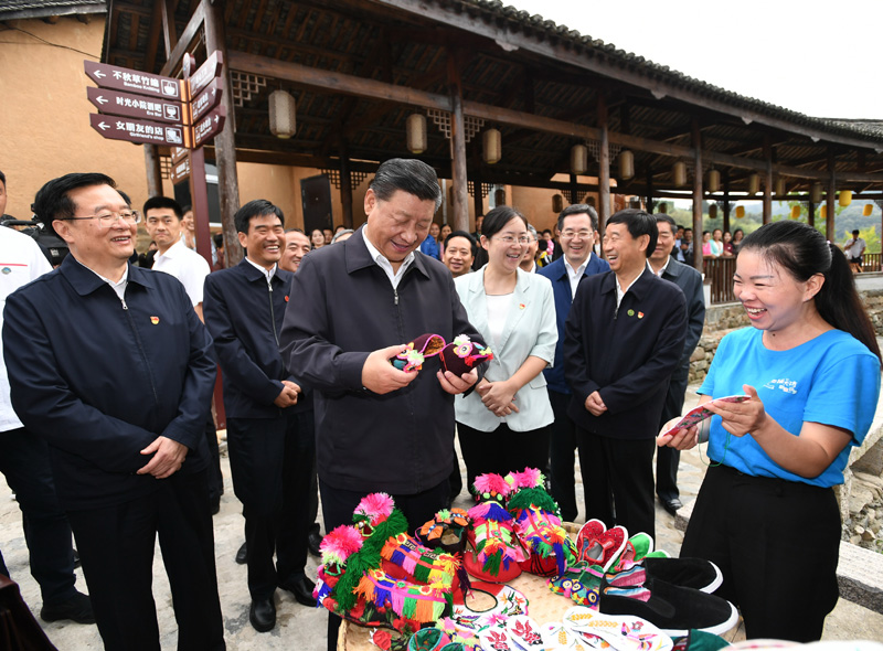 9月16日至18日,中共中央总书记、国家主席、中央军委主席习近平在河南考察。这是16日下午,习近平在信阳市新县田铺乡田铺大塆考察调研。 新华社记者 谢环驰 摄